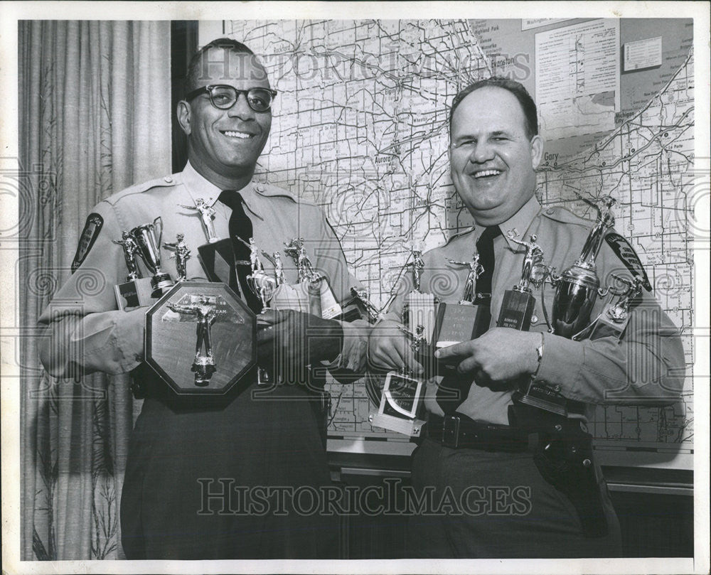 1959 Press Photo Lt. Robert Patton Capt. Albert Hinds awards pistol team - Historic Images