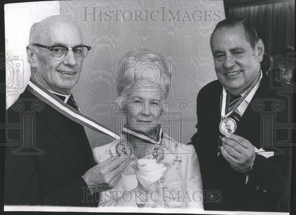 1971 Press Photo James Maguire Lois Higgins Edward Logelin receive Merit Award - Historic Images