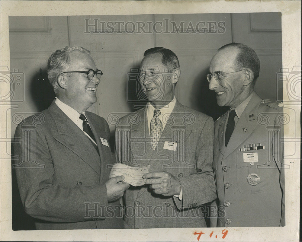 1951 Press Photo Robert Coburn present check to Dr. Lindsey Kimbal president uso - Historic Images