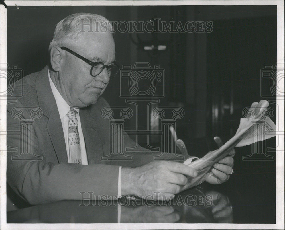 1956 Press Photo Lester Kick reading newspaper Pose Snap Jury Room Picture - Historic Images