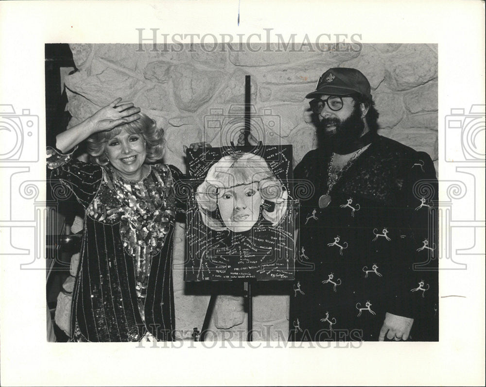 1986 Press Photo Marilla Monroe Gushes Ann Gerber Bob Fischer Unveils Portrait - Historic Images