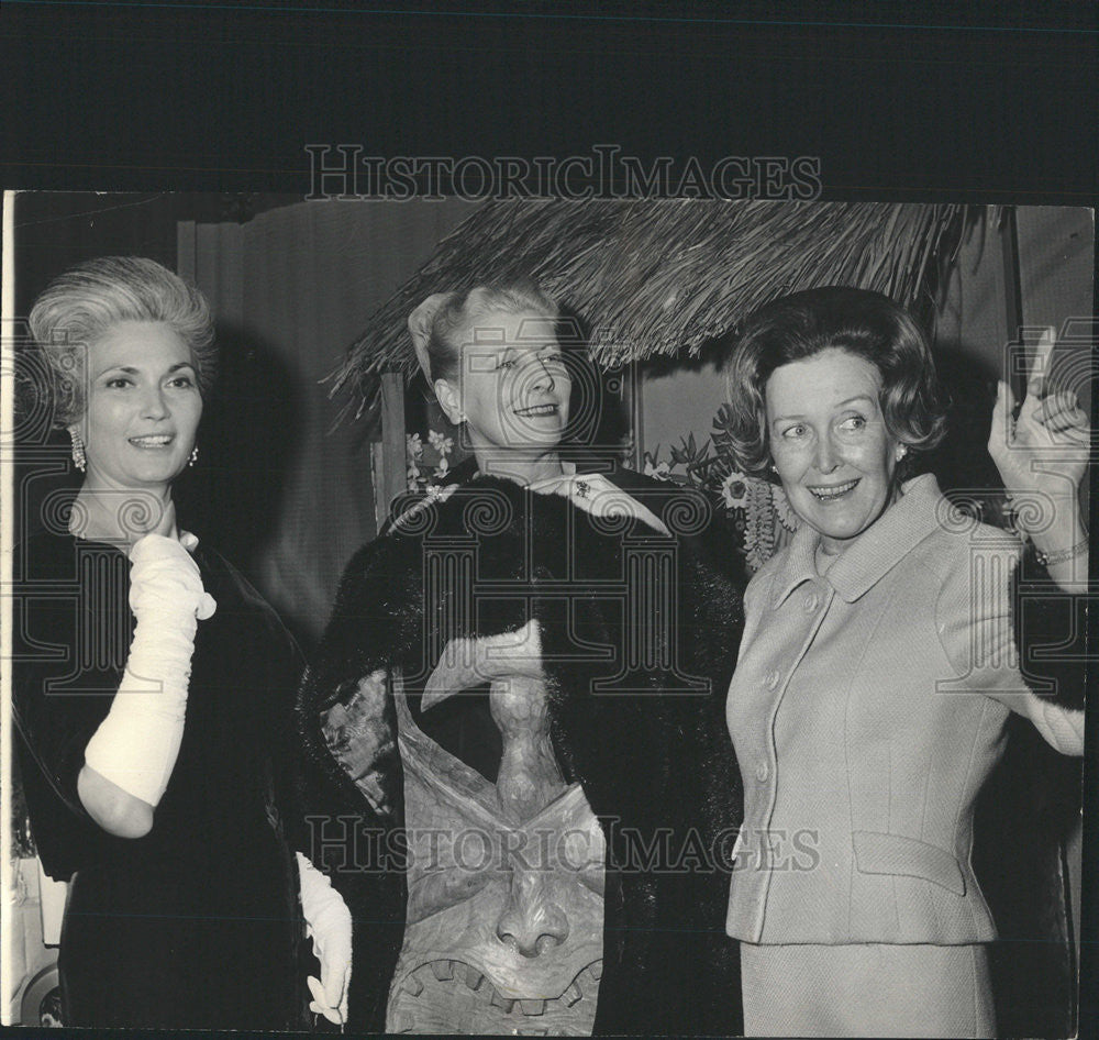 1956 Press Photo Women At Opening Of Hawaii At Bismarck Theater - Historic Images