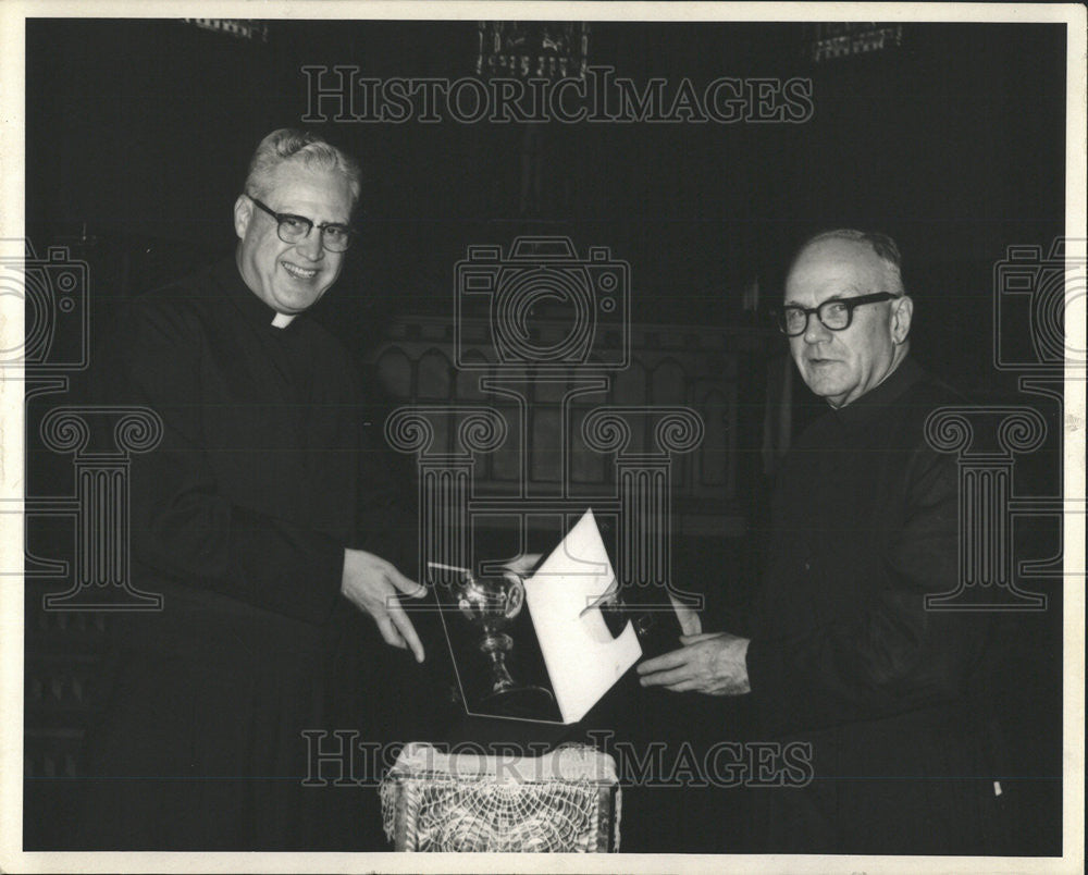 1968 Press Photo Reverend Kenneth Klose Arthur Sauer Saint Peter Roman Catholic - Historic Images