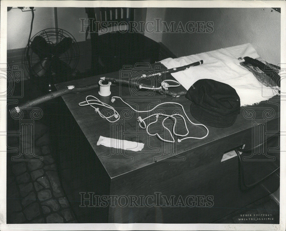 1949 Press Photo Ear Phones Ernest Knights Table - Historic Images