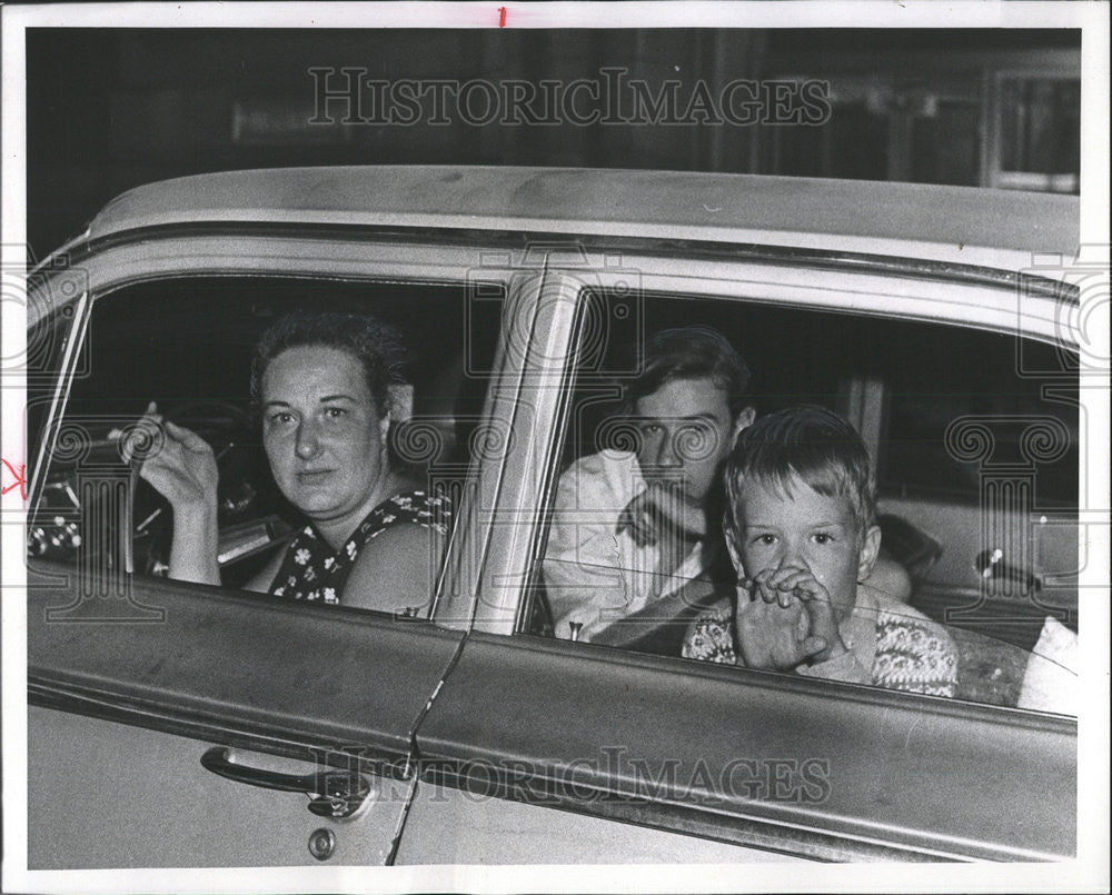 1970 Press Photo Frances Knapp Michael Kenneth Evicted Outside Chicago City Hall - Historic Images