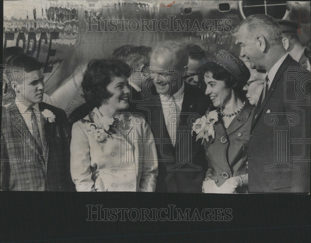 1962 Press Photo Astronaut John Glenn David Lyn Annie Patrick Air Force Base - Historic Images