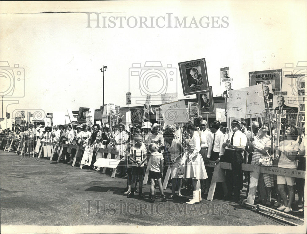 1964 Press Photo Senator Barry Goldwater Arizona OHare Airport Scranton Illinois - Historic Images