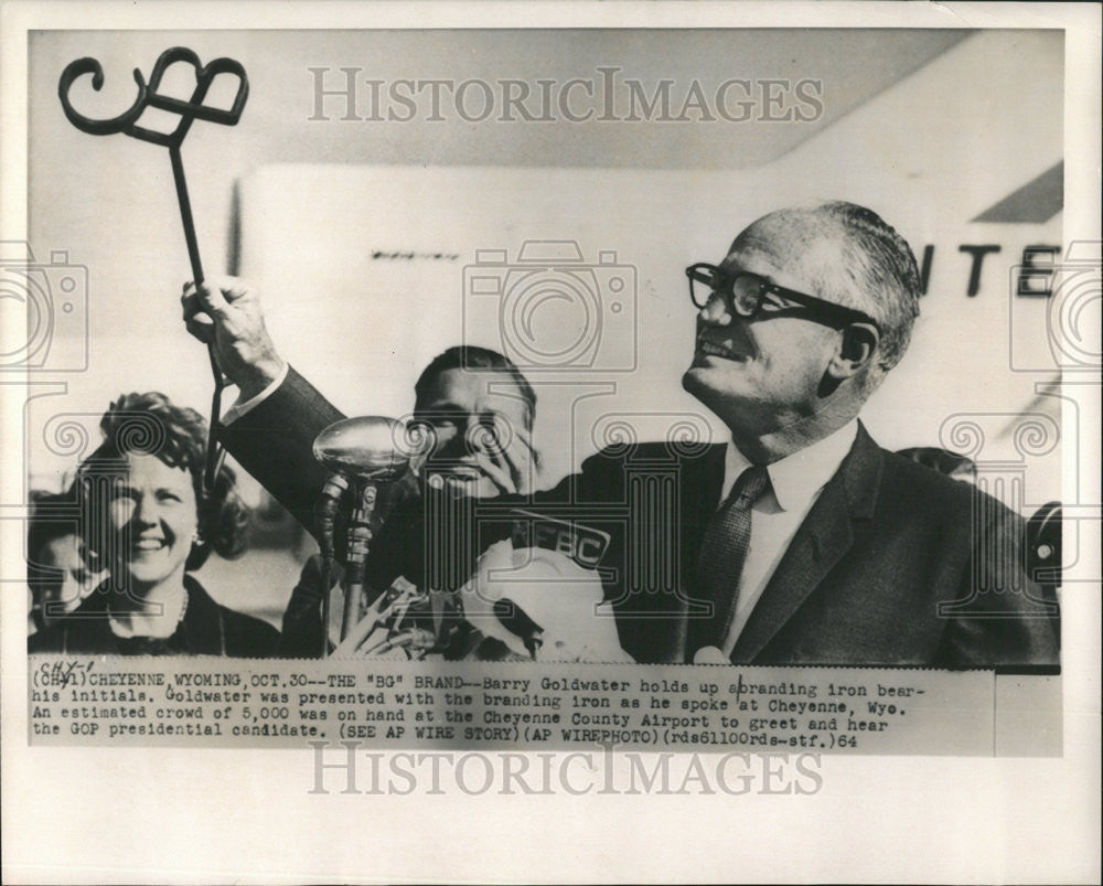 1964 Press Photo Goldwater Cheyenne Branding Iron Bear Hold Iron airport - Historic Images