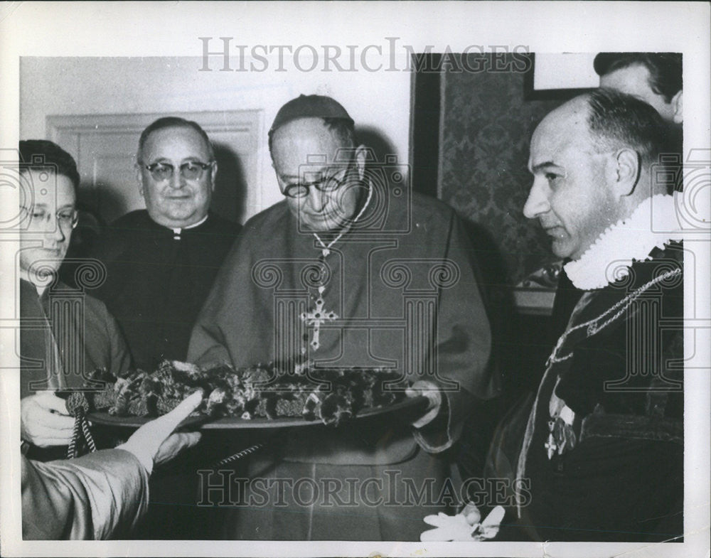 1958 Press Photo Jose Cardinal Garibi Y Rivera Galero Hat Msgr. Tacoli - Historic Images