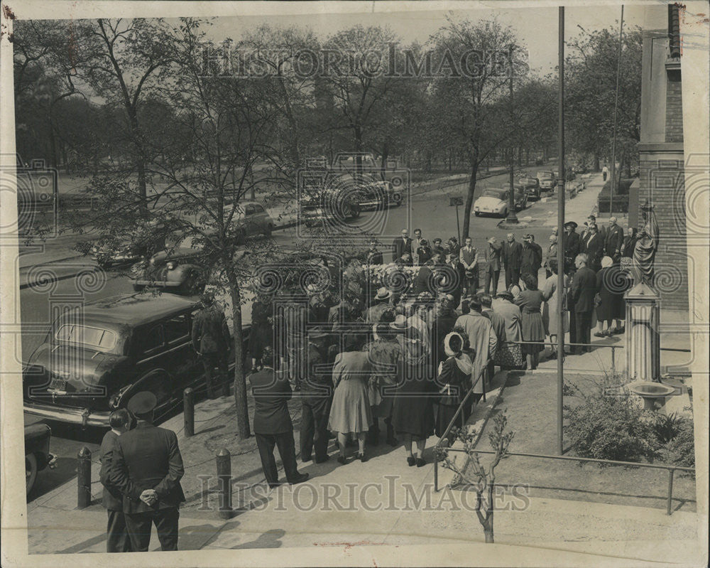 1948 Press Photo Lexington St Pompeii Church Cluster Lavish Display Mourners - Historic Images