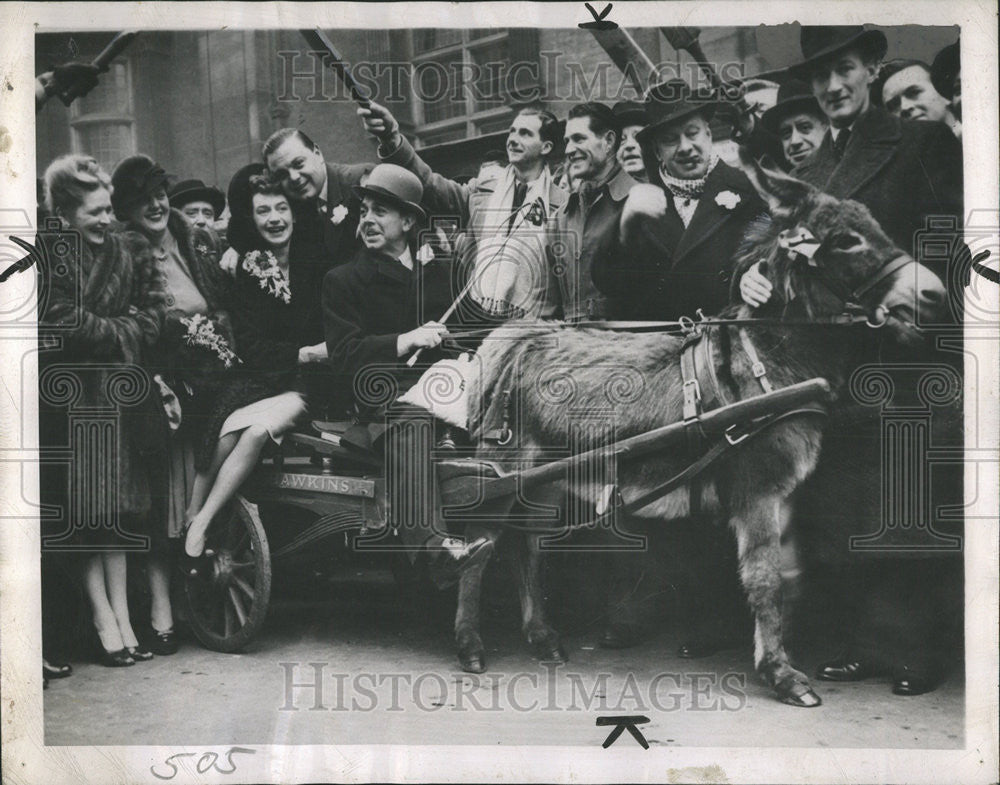 1946 Press Photo Bridal Caoh Lauri Lupine Lane Caxton Hall Cockney Cart Bride - Historic Images