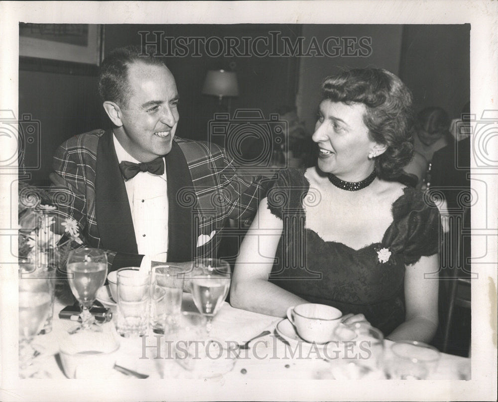 1951 Press Photo Edwin Sims Jr chuckle Chester Lange hair plaid dinner jacket - Historic Images