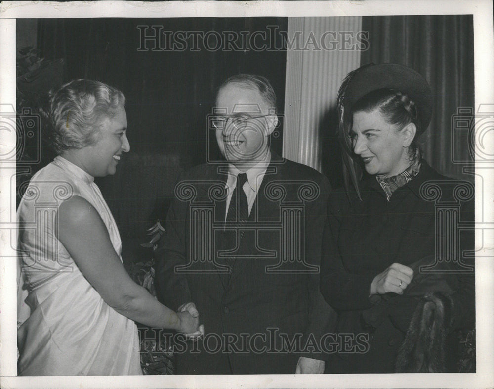 1947 Press Photo Mrs. Vijaya Lakashmi Pandit/Dr./Mrs. Oscar Lange/United Nations - Historic Images