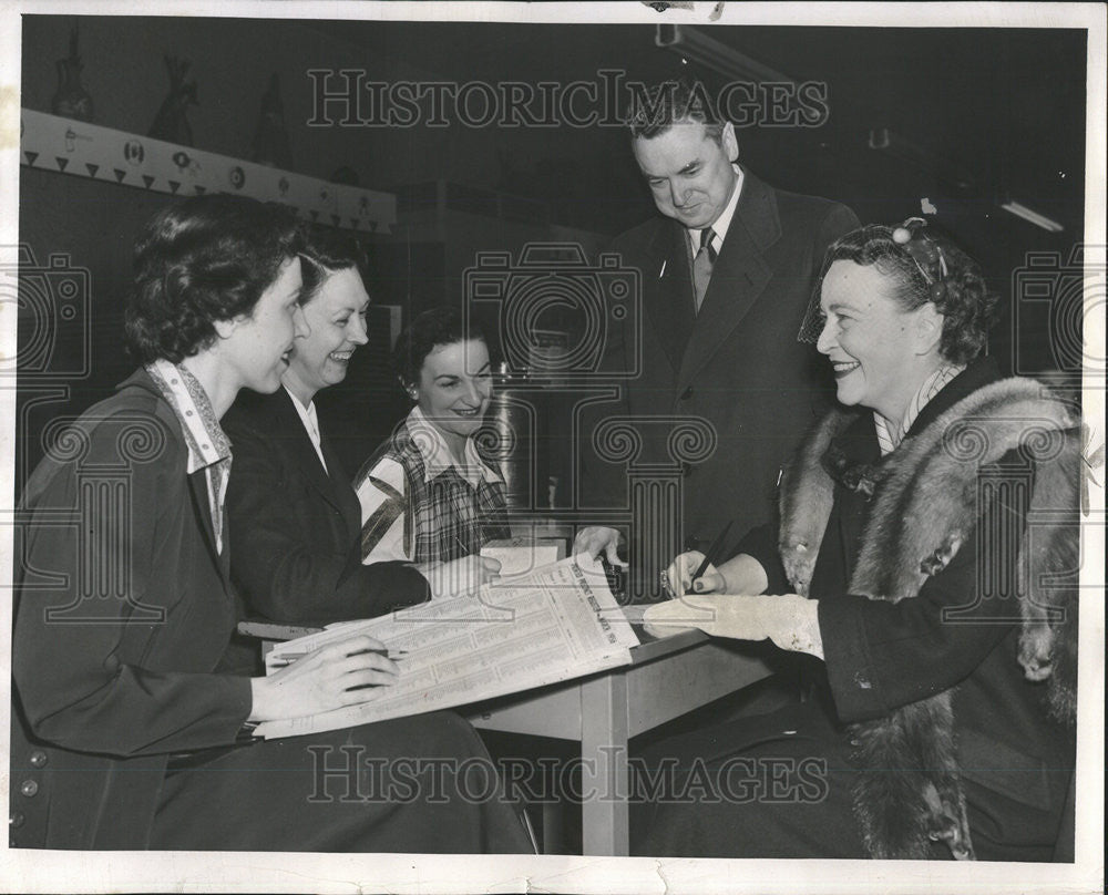 1956 Press Photo George Lane Votes Jewel Clark Election Bennett Judge Democratic - Historic Images