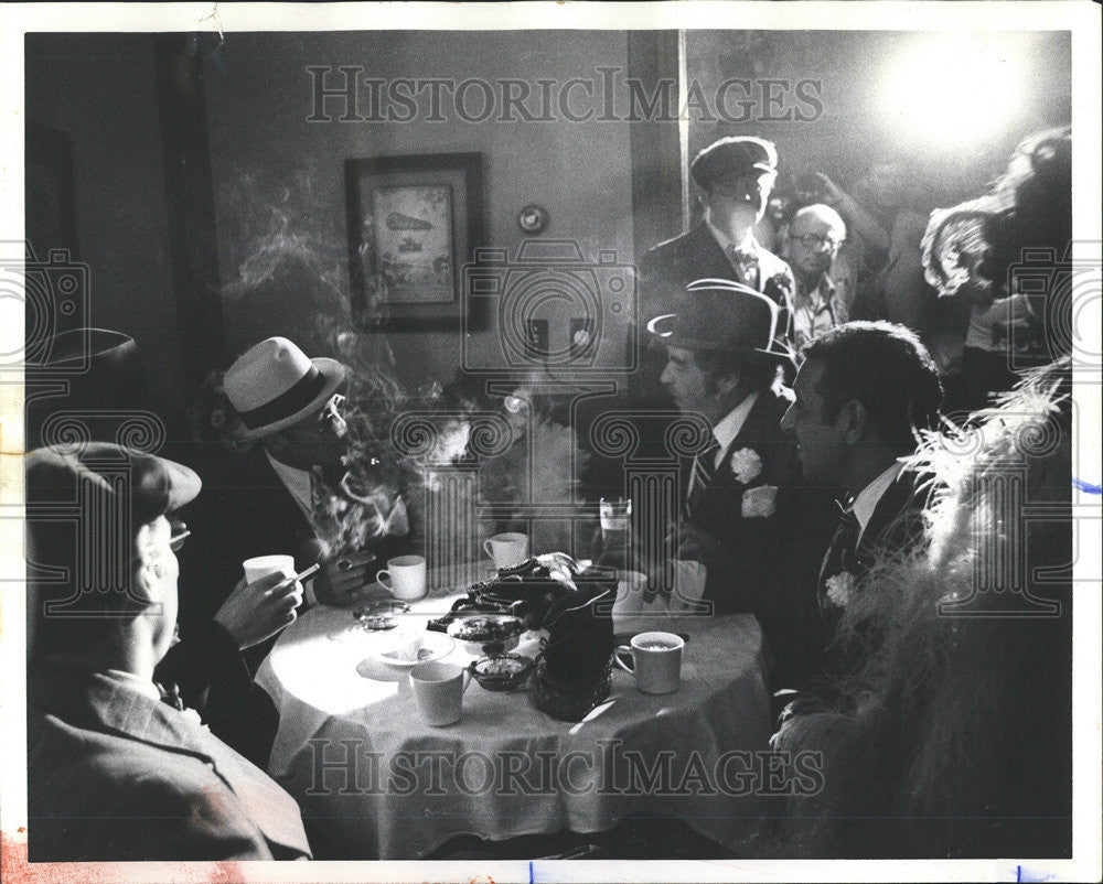 1974 Press Photo Mobster living canvas Bob Grahams Molls Gun Meeting - Historic Images