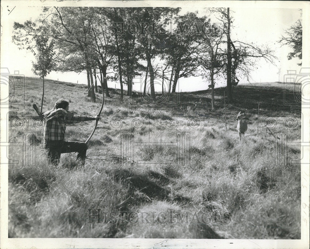 1942 Press Photo TIMES City Editor Bruce Grant aims arrow at deer - Historic Images