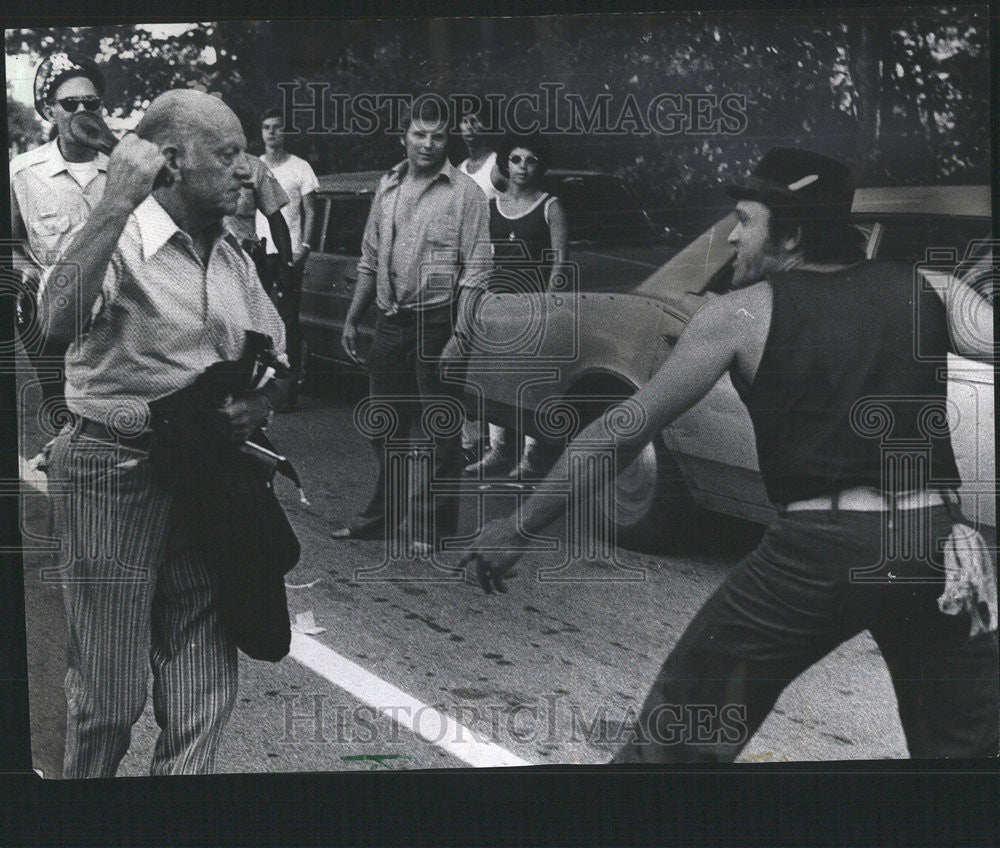 1973 Press Photo Ex-convict Abraham Garcia preparing to strike Lt. Jack Weber - Historic Images