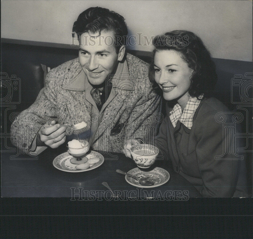 1941 Press Photo Hollywood Cafe Dana Dale Margaret Hayes Mrs Jeffrey Lynn - Historic Images