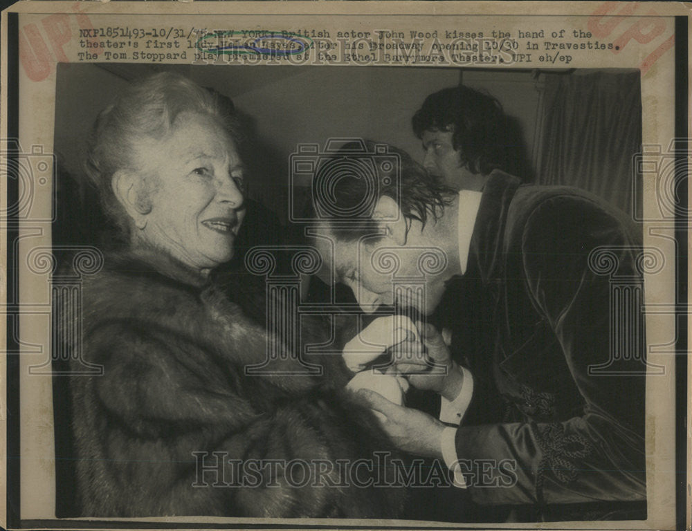 1975 Press Photo Actress Helen Hayes&#39; Hand Kissed By Actor Actor John Wood - Historic Images