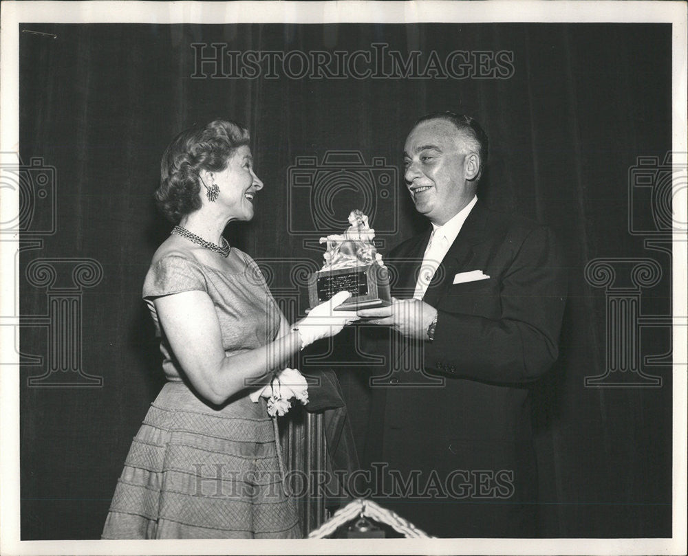 1955 Press Photo Helen Hayes Is Chicago&#39;s Most Outstanding Actress Of 1952-1953 - Historic Images