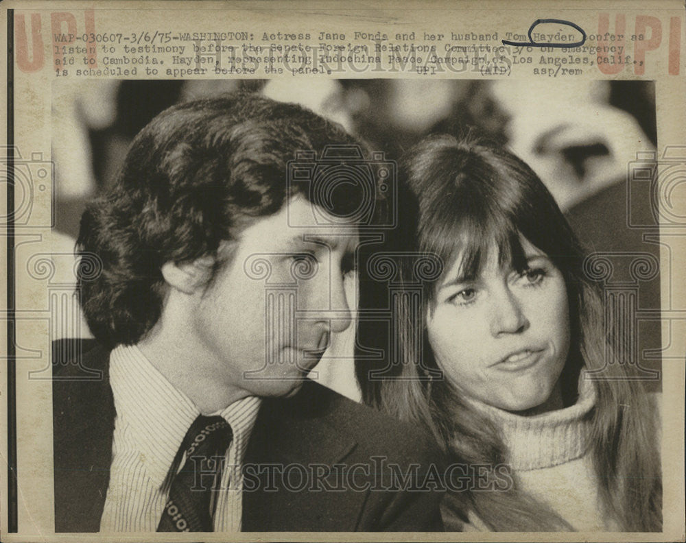 1975 Press Photo Actress Jane Fonda And Her Husband Tom Hayden - Historic Images