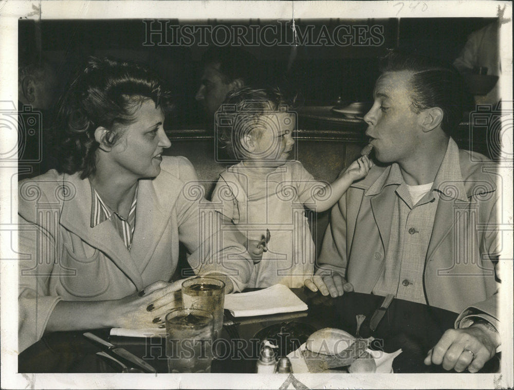 1943 Press Photo Dick Haymes and his son Skippy - Historic Images