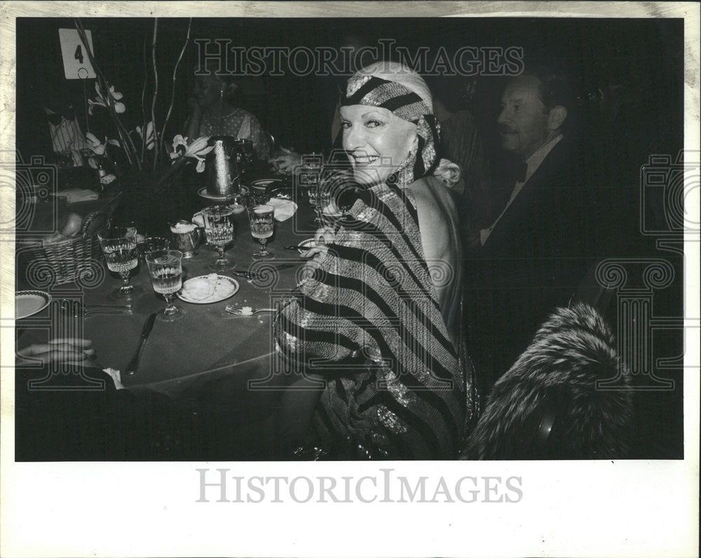 1984 Press Photo Shirley Kravitt Chicago Boy Club Jade Hall Hyatt Regency Connie - Historic Images