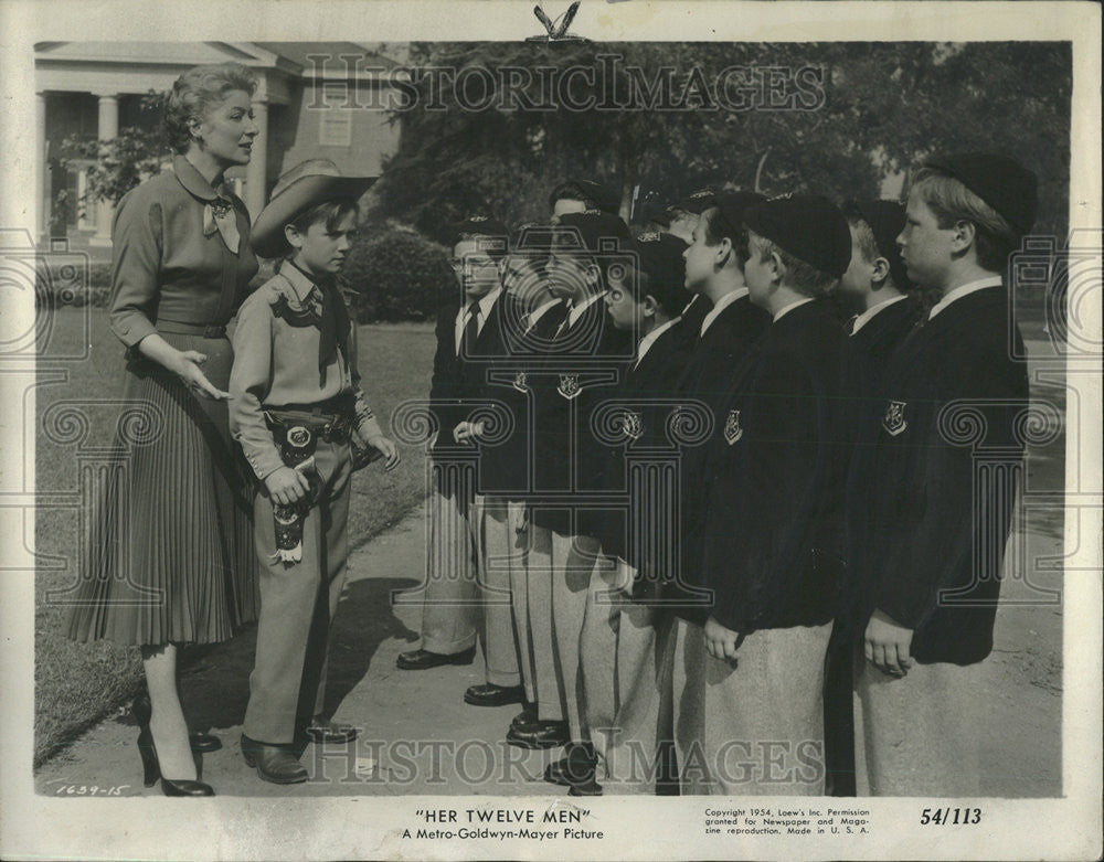 1954 Press Photo Greer GarsonRobert Ryan Barry Sullivan woman teacher boarding - Historic Images