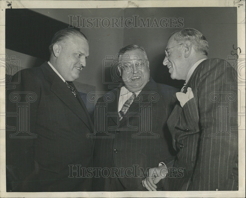 1946 Press Photo Martin Scotty Krier Saloon Keeper brother Peter Jury probe slot - Historic Images