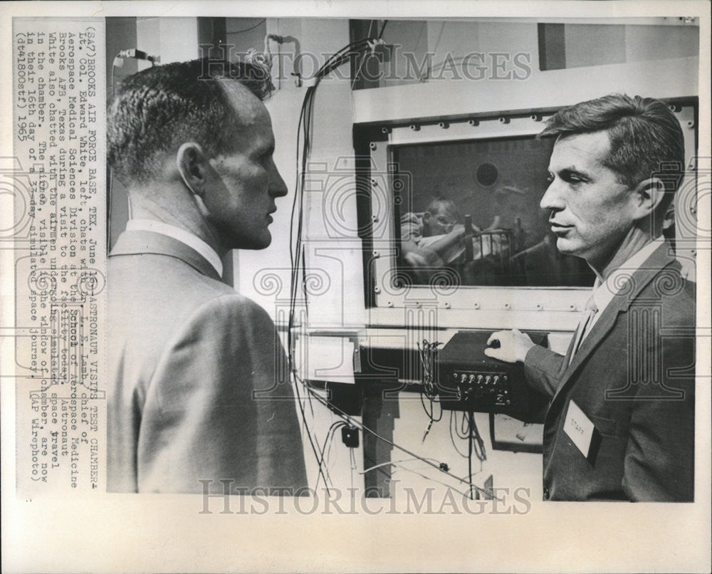 1965 Press Photo Astronaut Lt. Col. Edward White Dr. L. E. Lamb Texas. - Historic Images