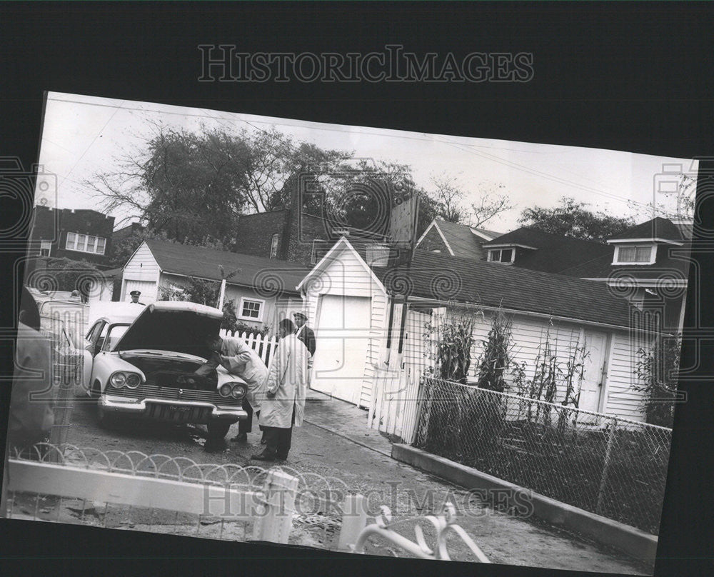 1961 Press Photo Chicago Bomb Squad removes car bomb in alley - Historic Images