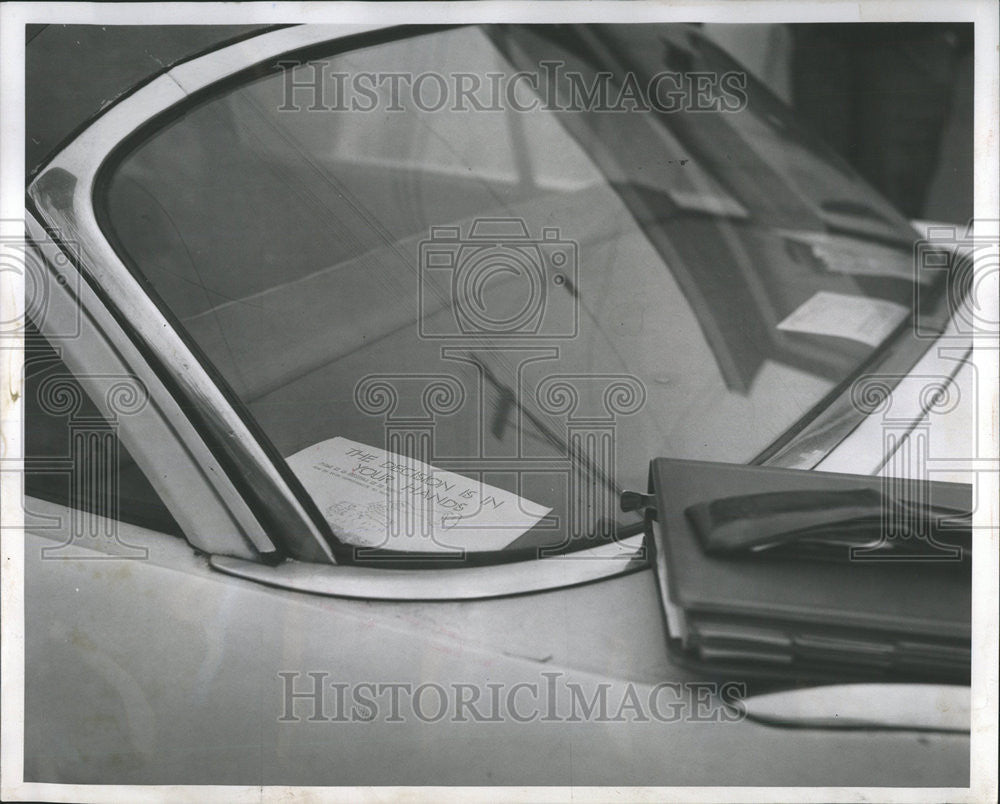 1961 Press Photo Union Literature window car decision Hand Man Murder Alley Map - Historic Images