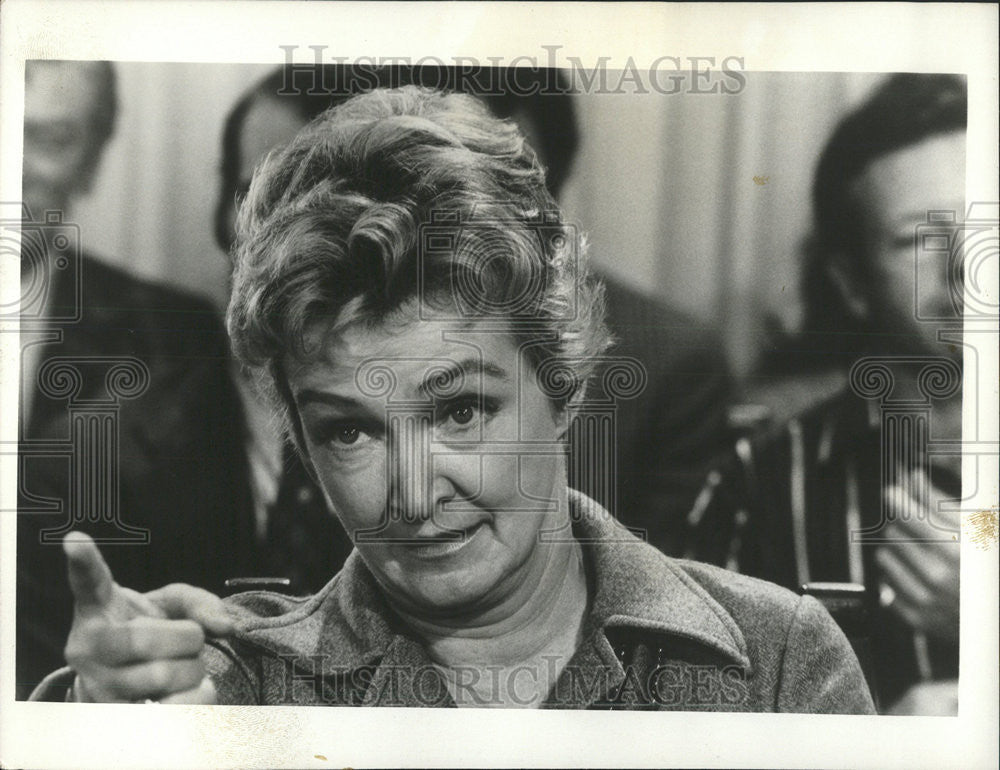 1973 Press Photo Nina Foch Sylvia Mitchell finger high school boy house teacher - Historic Images