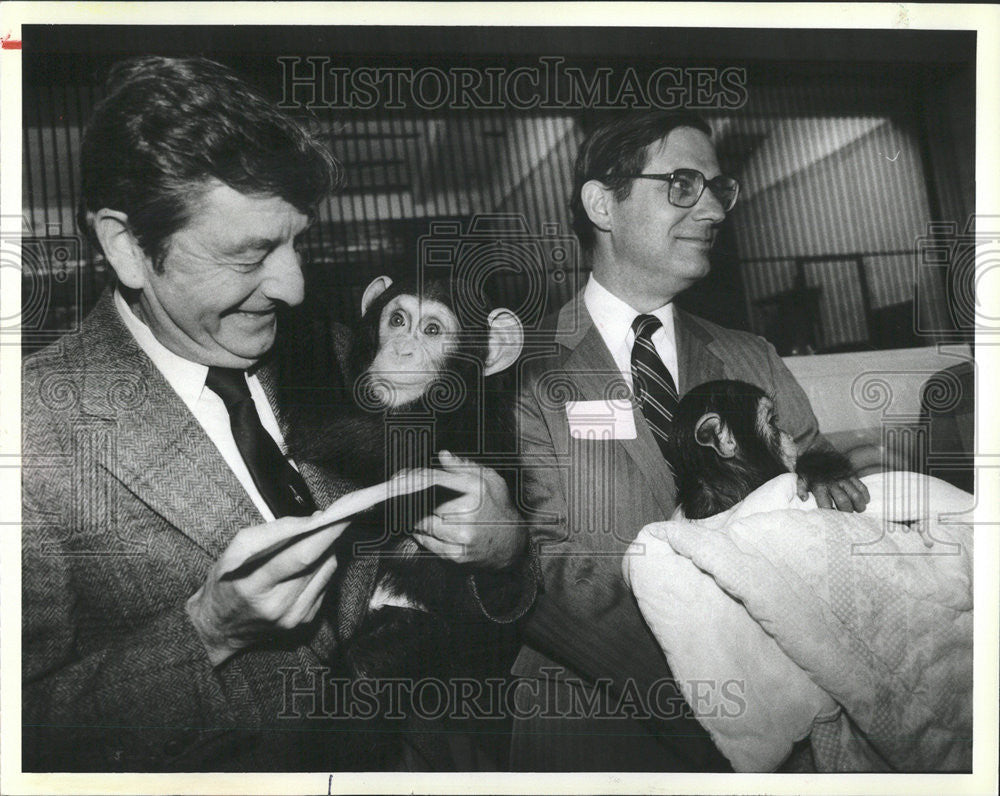 1985 Press Photo Dr. Lester Fisher/Lincoln Park Zoo/Chimpanzee/Illinois - Historic Images