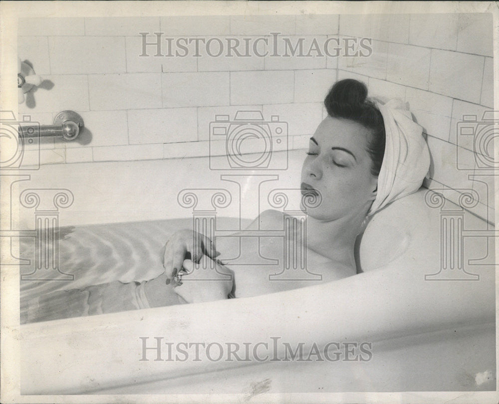 1947 Press Photo La Verne Linroth Colege Inn Model Month. - Historic Images