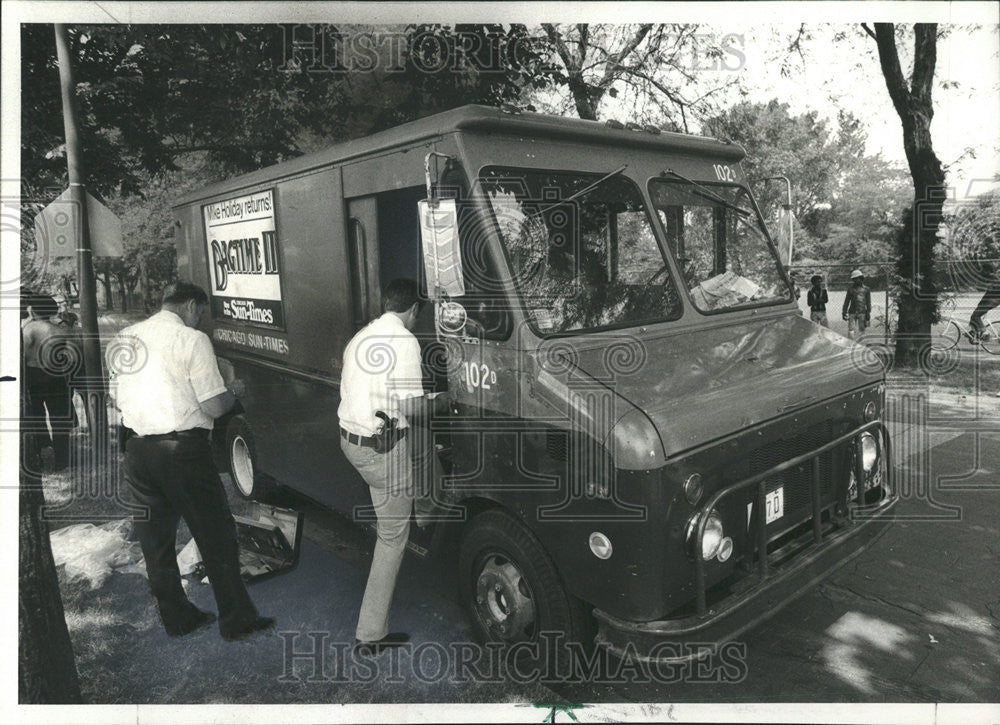 1977 Press Photo Police Investigate Van In Which Walter Lipke Was Found Slain - Historic Images