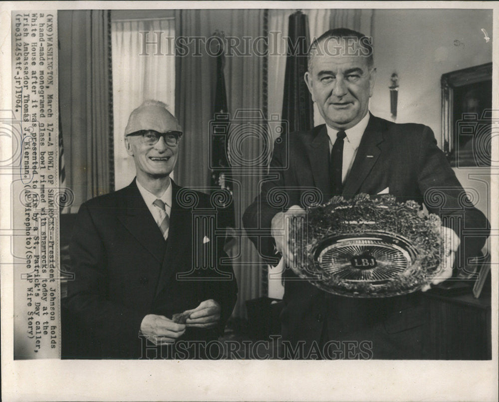 1964 Press Photo President Johnson Glass Bowl Shamrock Ambassador Kiernan - Historic Images