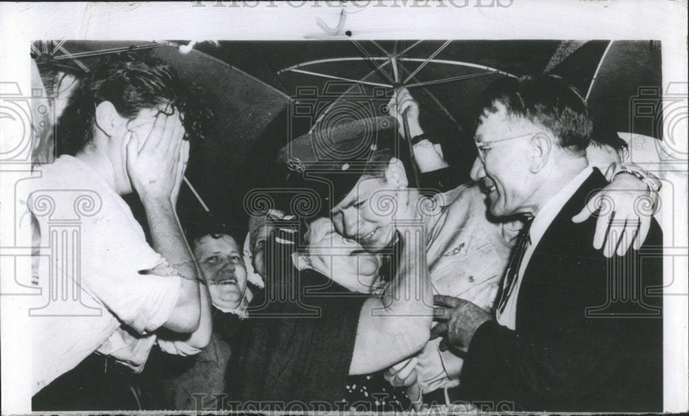 1955 Press Photo In Akron Ohio Family Welcomes POW Steve Kiba, Jr. Chinese Reds - Historic Images