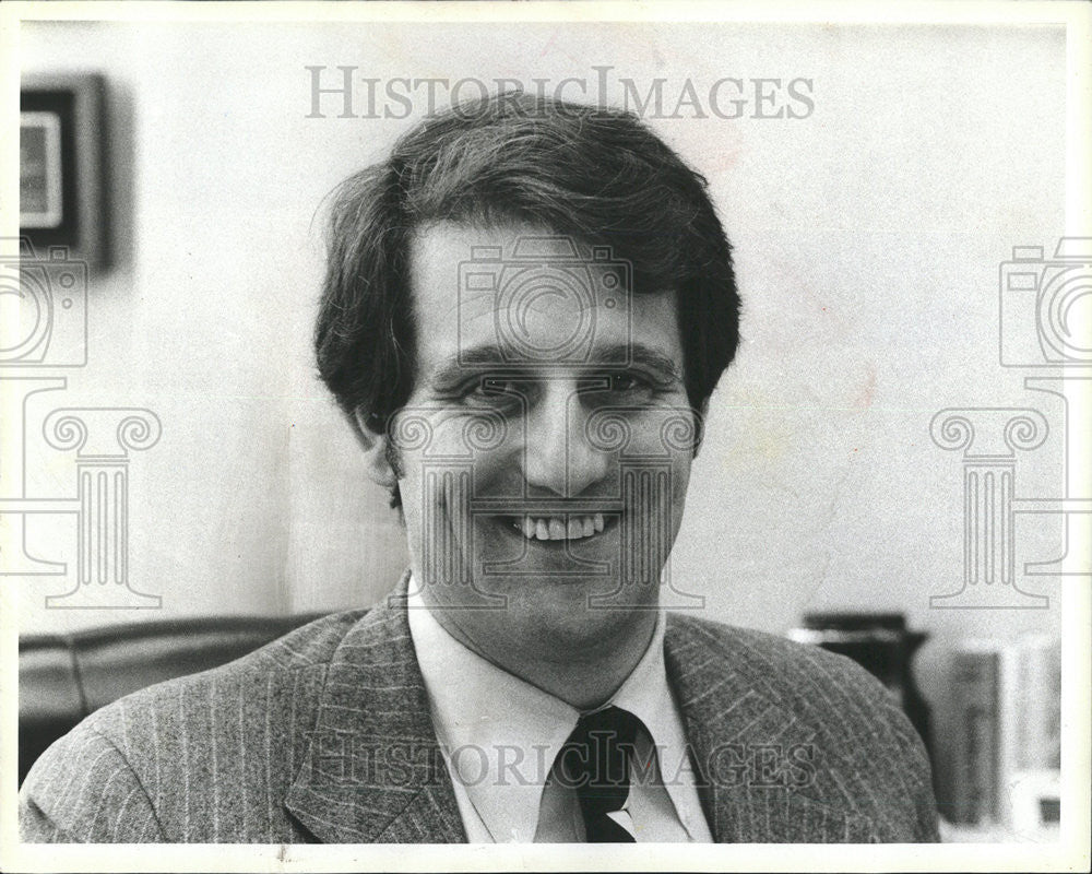 1983 Press Photo Jim Fletcher Race Say Candidate Epton Backer Face Press Manger - Historic Images