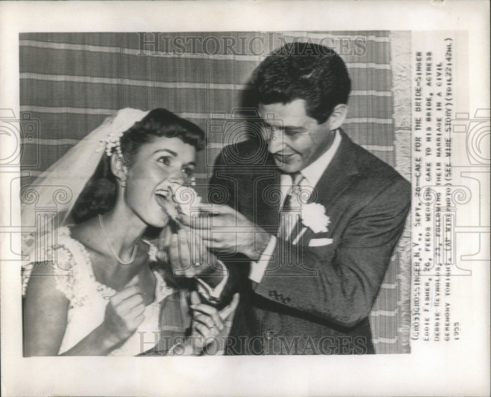 1955 Press Photo Singer Eddie Fisher weds actress Debbie Reynolds during reception - Historic Images