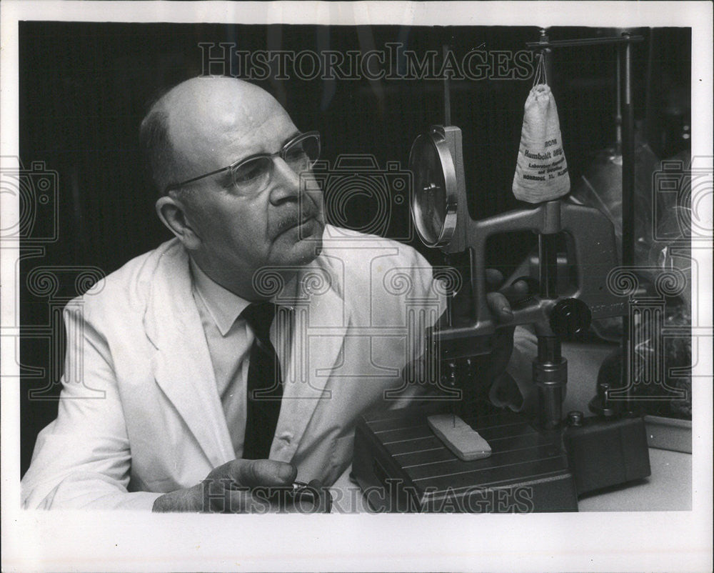 1968 Press Photo Herbert Knechtel Candy Technician - Historic Images