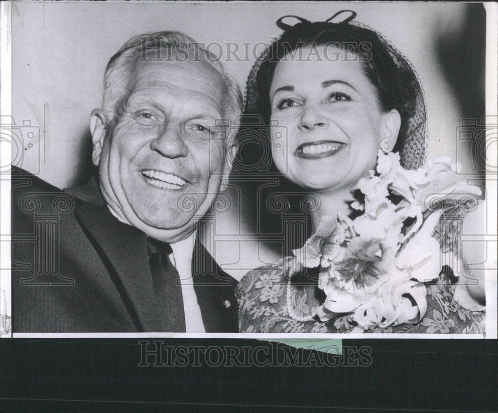 1958 Press Photo Government Goodwin Knight Attractive Wife Cheer Crowd Victory - Historic Images