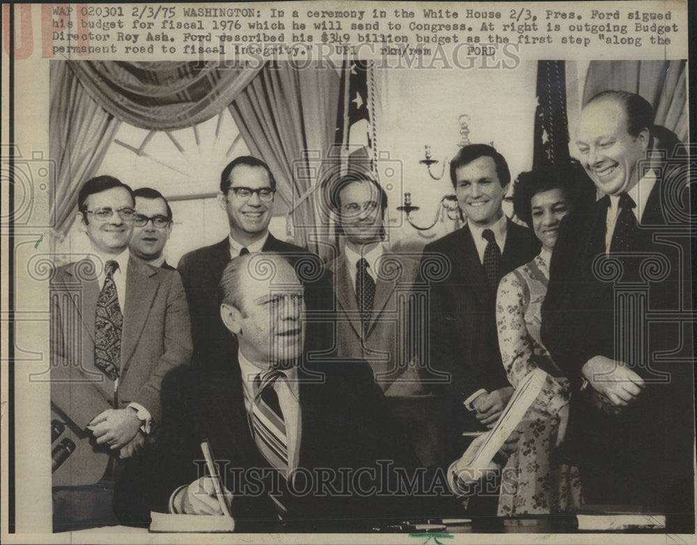 1975 Press Photo Ceremony White House President Ford Sign Budget Fiscal Congress - Historic Images