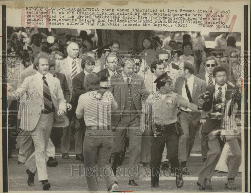 1975 Press Photo Young Women Lynn Fromme Pistol President Capitol Newsmen Fire - Historic Images