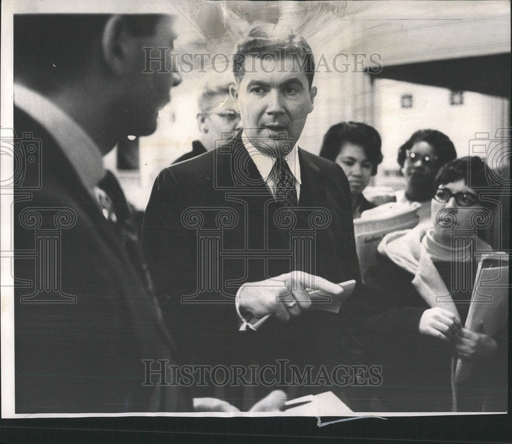 1967 Press Photo Dr. Daniel Fader University of Michigan Professor - Historic Images