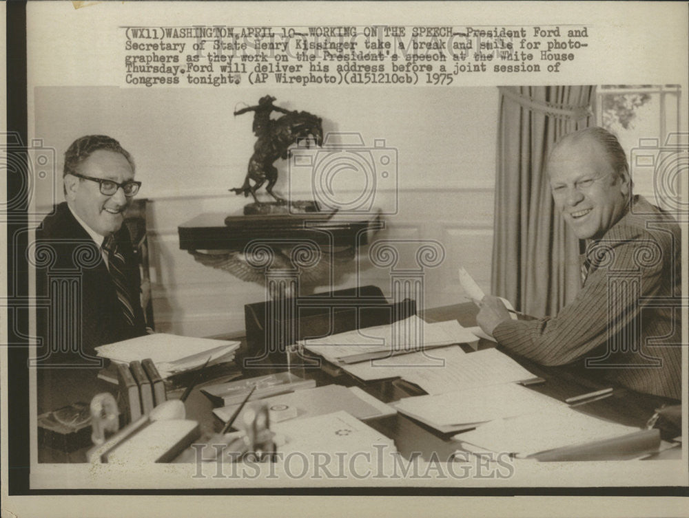 1975 Press Photo President Ford Secretary State Henry Kissinger Break Smile Work - Historic Images