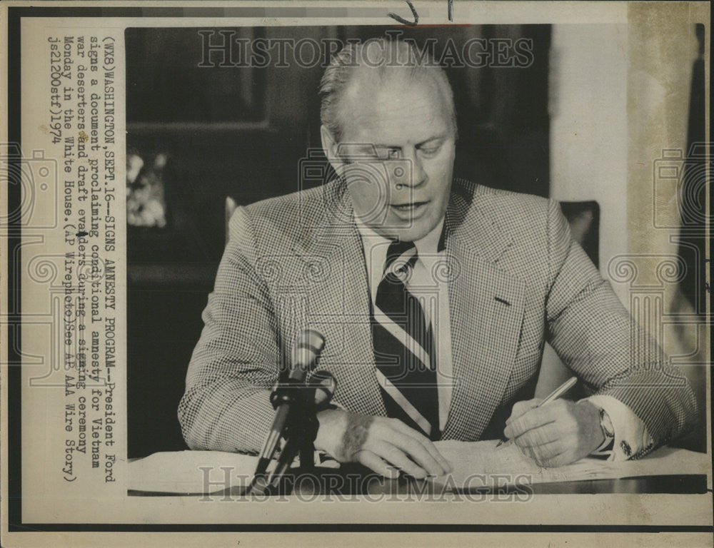 1974 Press Photo President Ford signs document proclaiming conditional amnesty - Historic Images