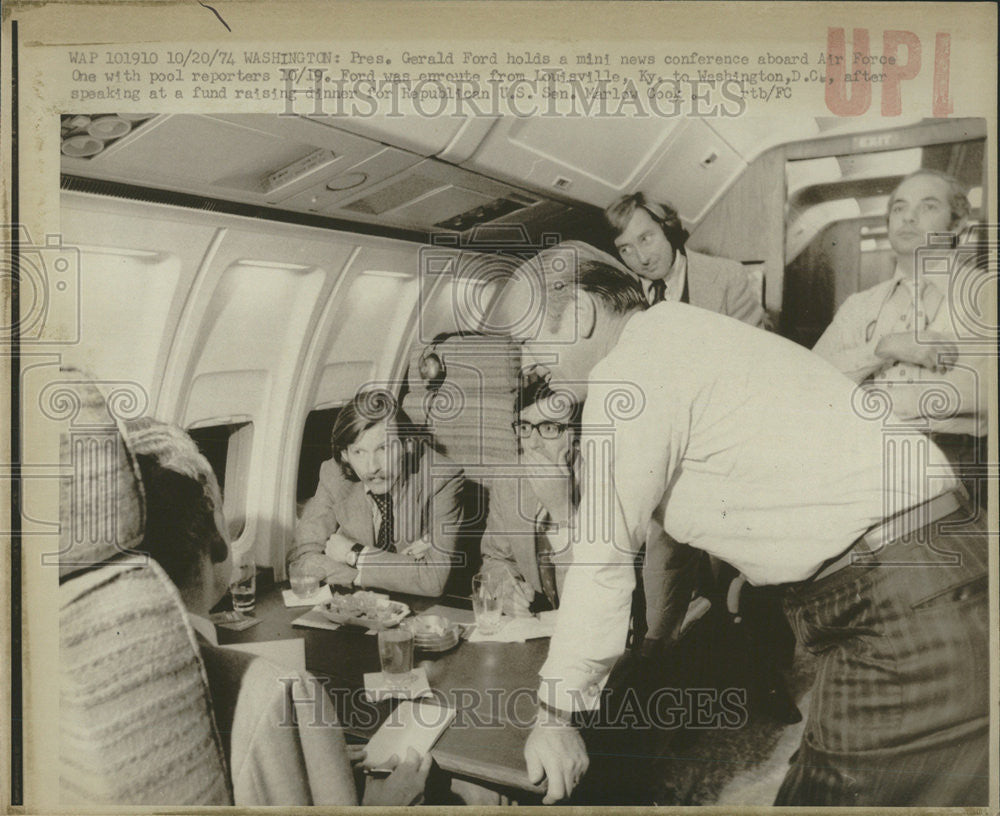 1974 Press Photo Pres Gerald Ford hold mini news conference Air Force reporter - Historic Images