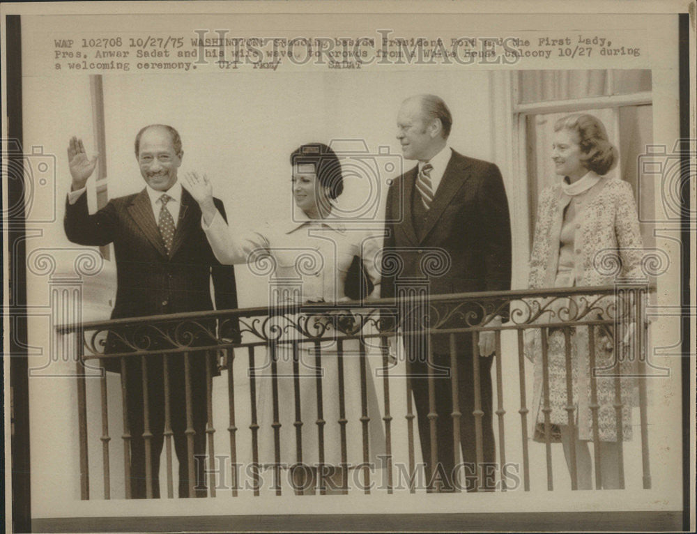 1975 Press Photo Stand Beside President Ford First Lady Anwar Sadat Wife Wave - Historic Images