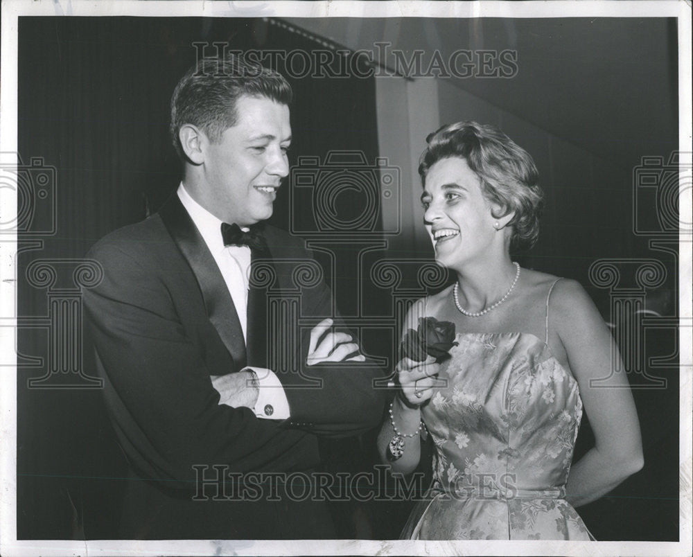 1961 Press Photo Mr Mrs Harves Ferrlli modern Foetry Association dinner auction - Historic Images